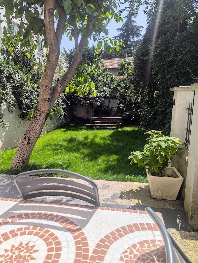 Maison Jardin Et Parking Prive Dans